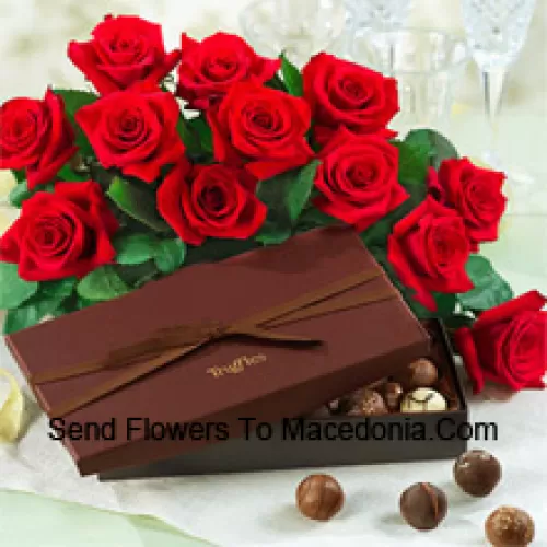 Un magnifique bouquet de 11 roses rouges avec des remplissages saisonniers accompagné d'une boîte de chocolats importés