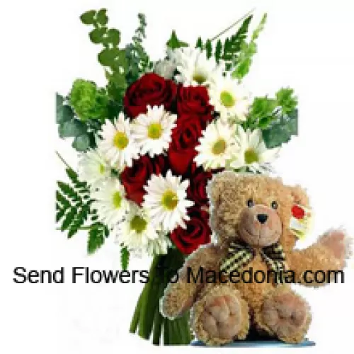 Bouquet de roses rouges et de géraniums blancs accompagné d'un mignon ours en peluche brun de 12 pouces de haut