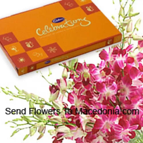 Un beau bouquet d'orchidées roses accompagné d'une belle boîte de chocolats Cadbury