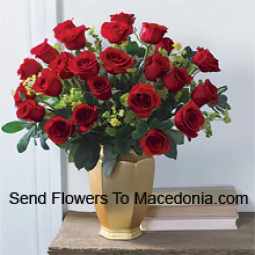 25 Roses Rouges avec quelques fougères dans un vase en verre