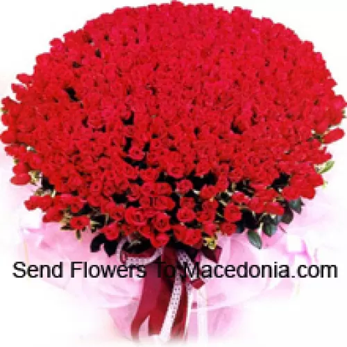 Un grand bouquet de 301 roses rouges avec des remplissages saisonniers