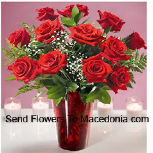 11 Roses Rouges Avec Quelques Fougères Dans Un Vase En Verre