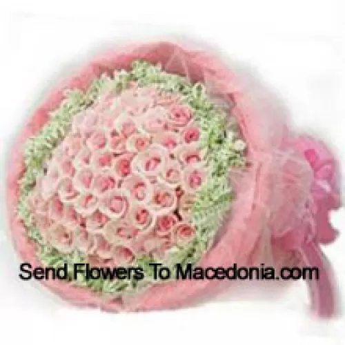 Bouquet de 51 roses roses avec des remplissages et un bel emballage