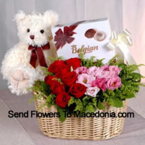 Panier de roses rouges et roses, une boîte de chocolat et un mignon ourson en peluche