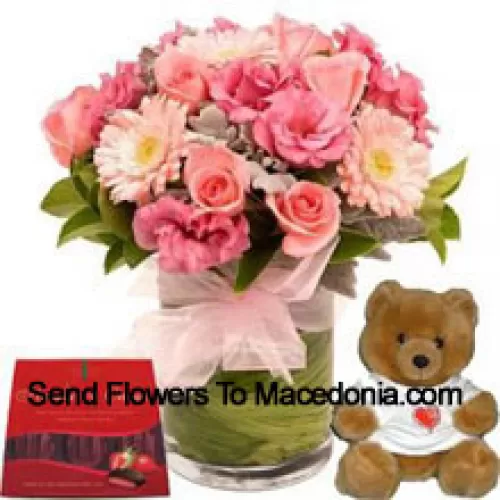 Fleurs assorties dans un vase, un ours en peluche mignon et une boîte de chocolats